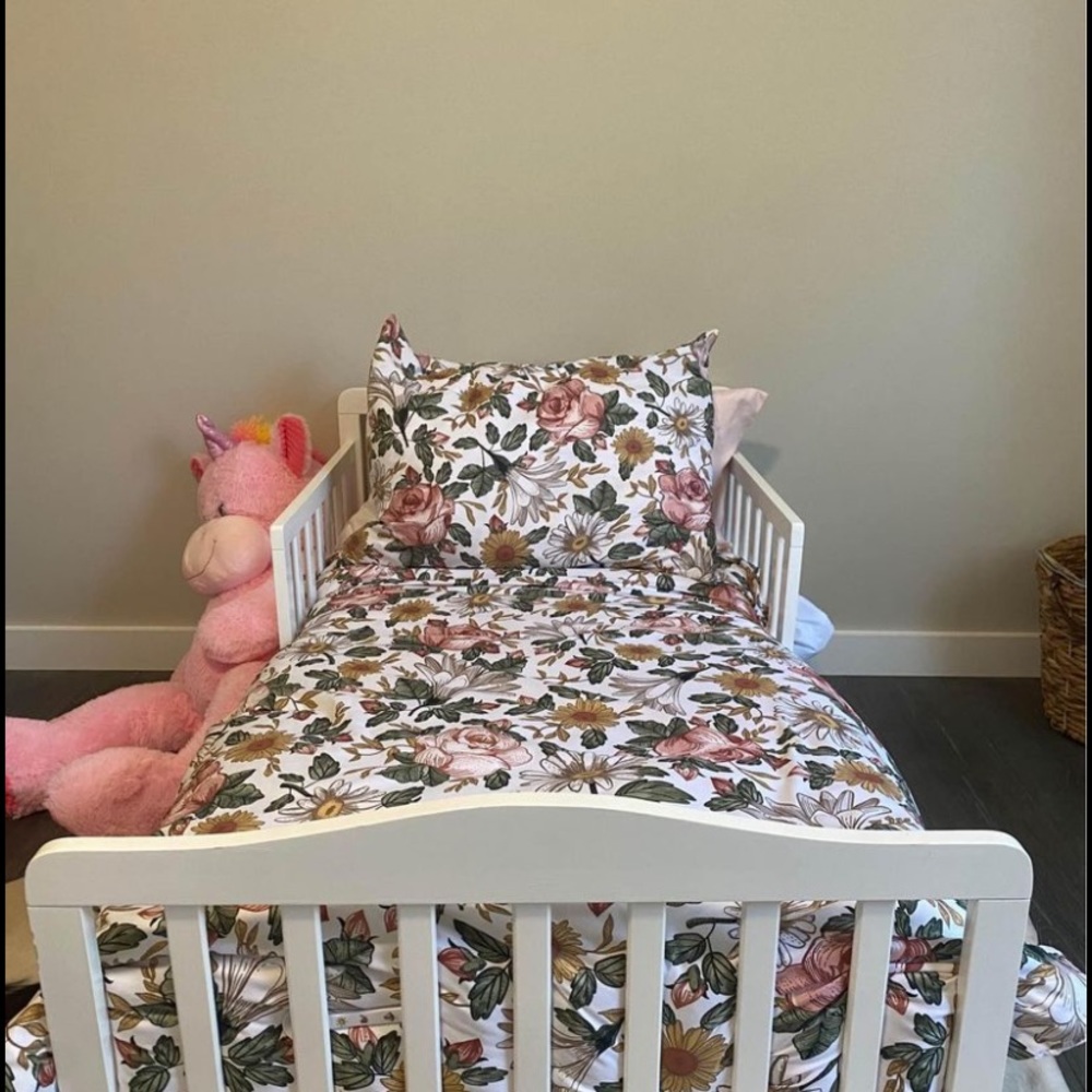 Sweet jo jo toddler comforter set.